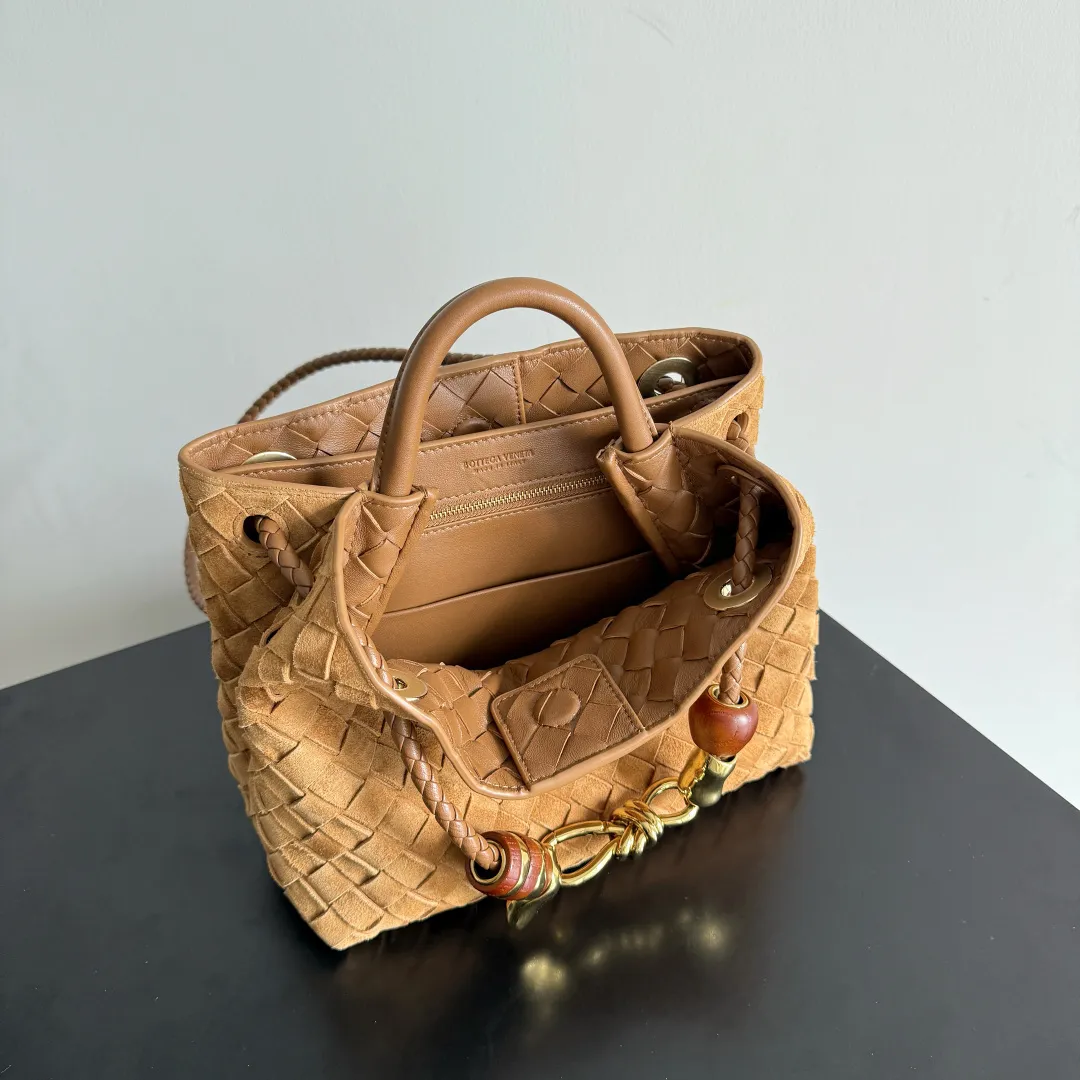 The new Andiamo batch of 3060 BV is shipped‼ ️The classic intercciato weaving process is used to create a soft bag, the metal knot is made of micro-cast aluminum using jewelry technology🪢, and the decorative beads are made of metal and hand-polished oak, allowing you to jump repeatedly between elegance and fun💃, making it unpredictable. Classic and versatile, it shows off your temperament, and the bag has a large capacity, making it very convenient for daily commuting! It has a variety of carrying methods, the shoulder straps can be adjusted by yourself, the original lambskin feels soft and delicate, and the unisex style breaks gender boundaries and brings a more practical and long-lasting use experience. The Andiamo, which has both elegant and casual styles, perfectly interprets the "fashionable old money style". Style No.: 743568+Wood Hardware Color: Suede Amber Brown·New Size: 25*22*10.5cm